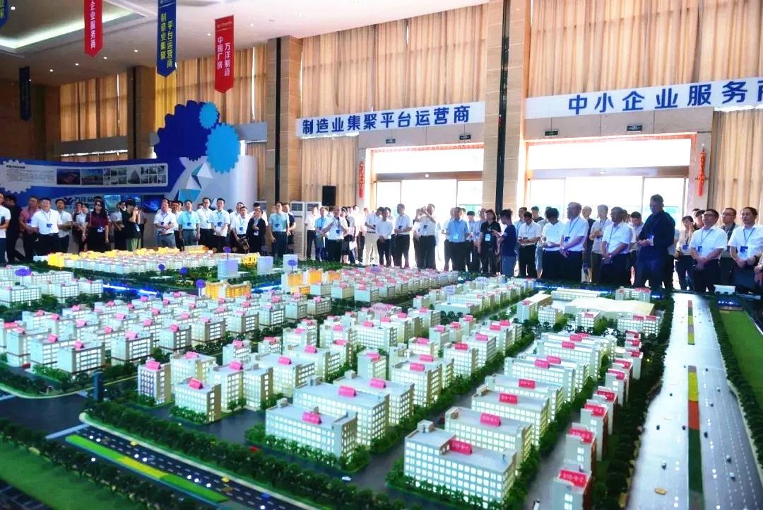 1543719085736098013.jpg 第2篇插图2:万洋众创园为小微企业描绘发展蓝图.jpg