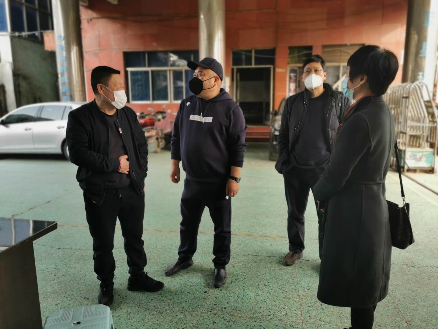 第1篇配图：“蓝星玻璃”董事长向张国权会长介绍企业复工复产情况.jpg
